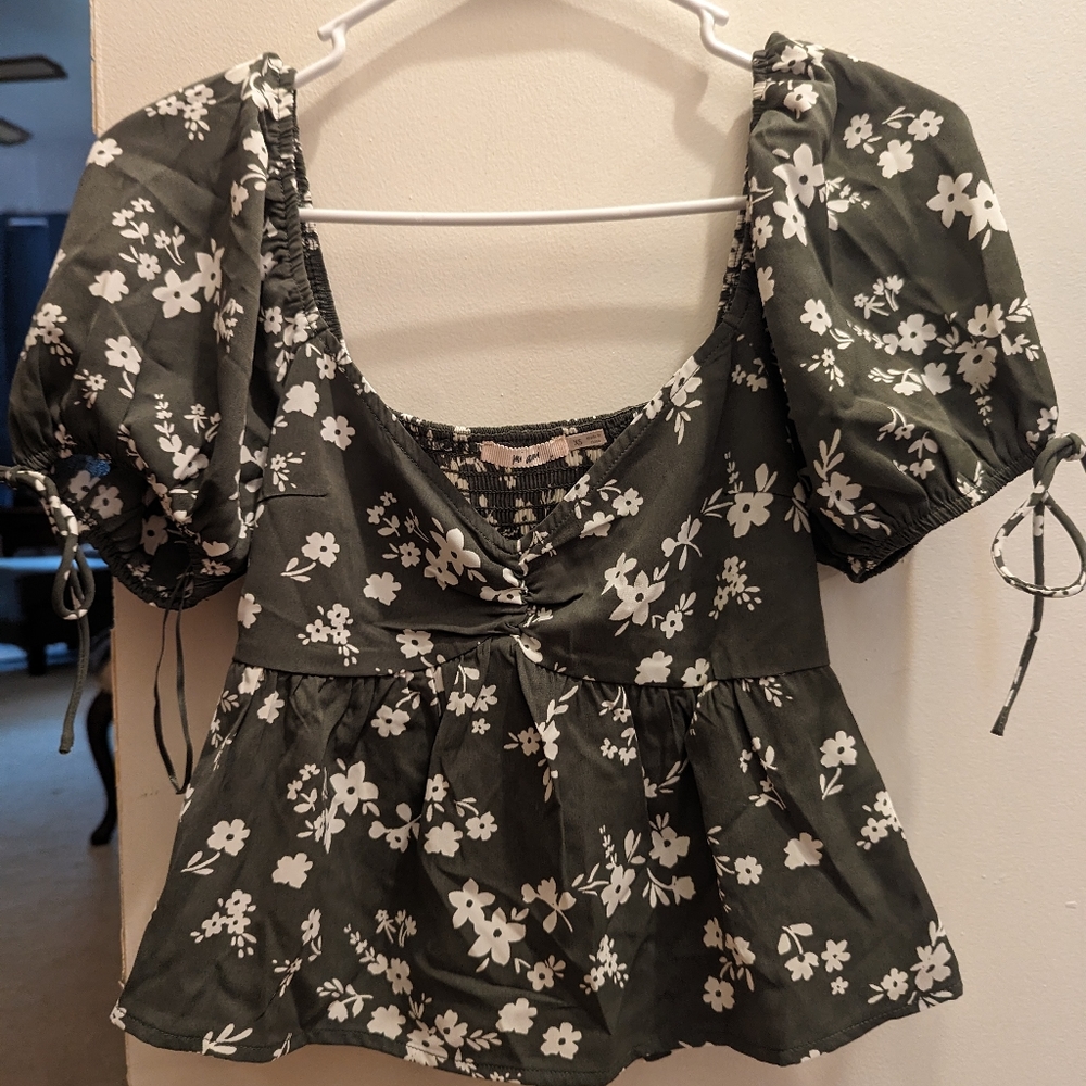Francesca's Mi Ami XS Green Floral Top